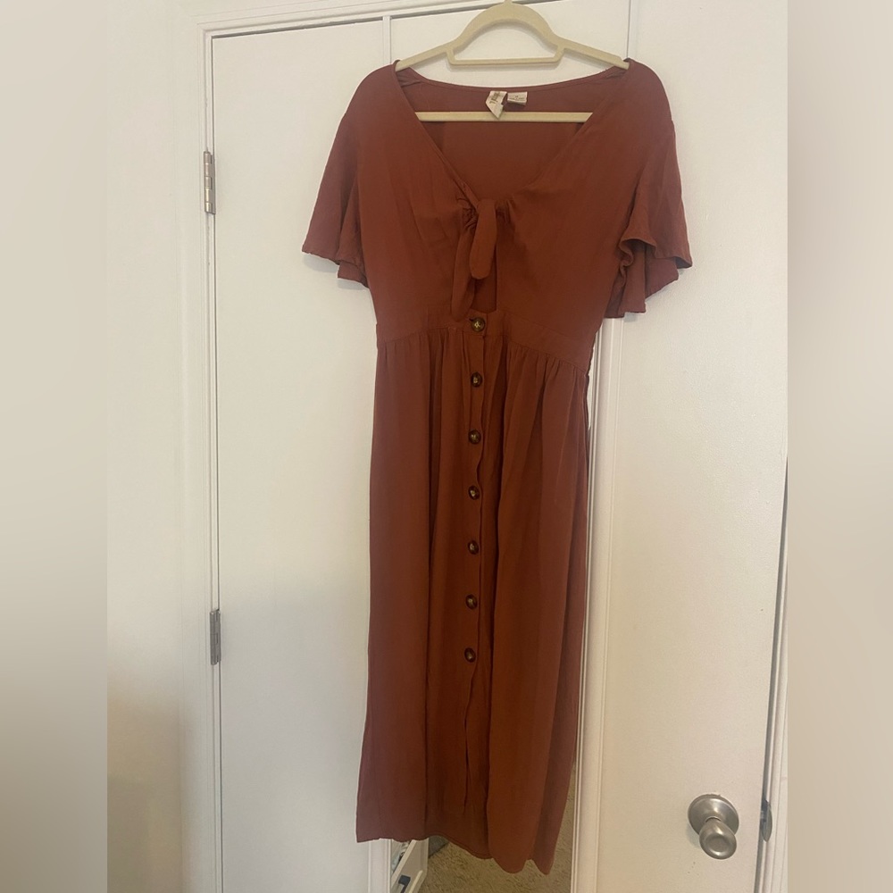 Button down sun dress with cut out 🤍